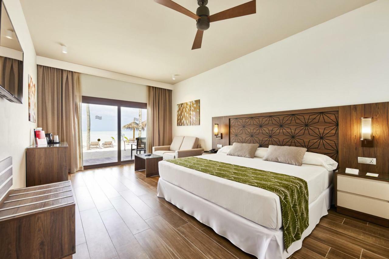 Riu Atoll Hotell Dhaalu Atoll Exteriör bild